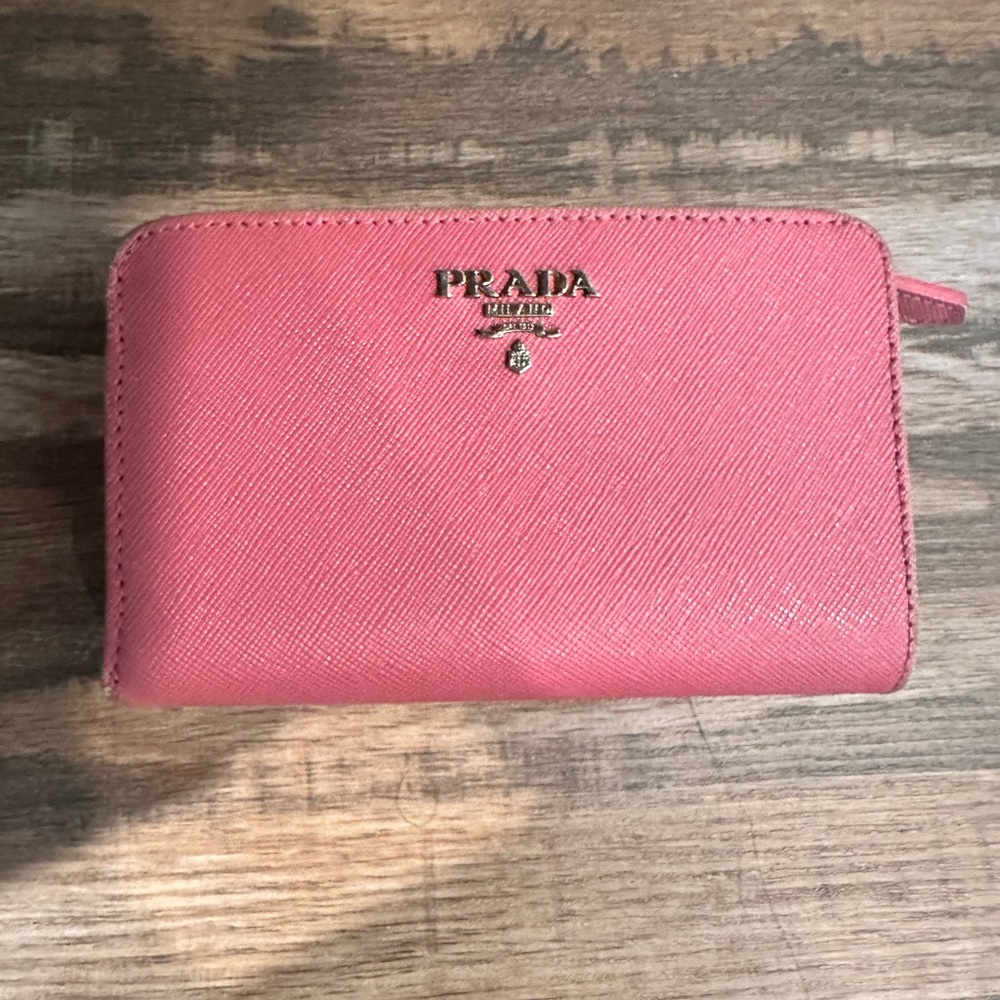 Authentic ⭐️PRADA Pink Wallet ⭐️